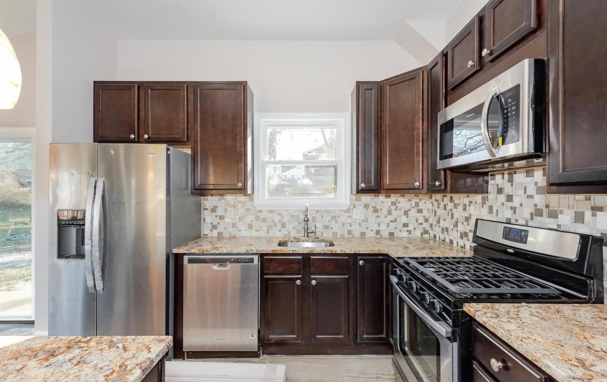 Kitchen - 3327 Essex Rd