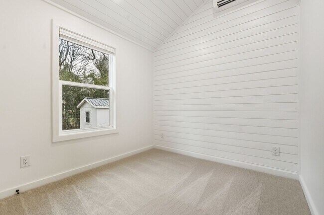 Building Photo - Beautiful 2 bed/1.5 bath with large fenced yard and separate office!