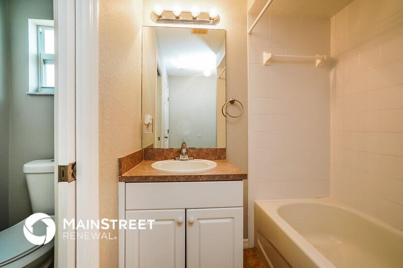 Building Photo - 2108 NE 15th Ln