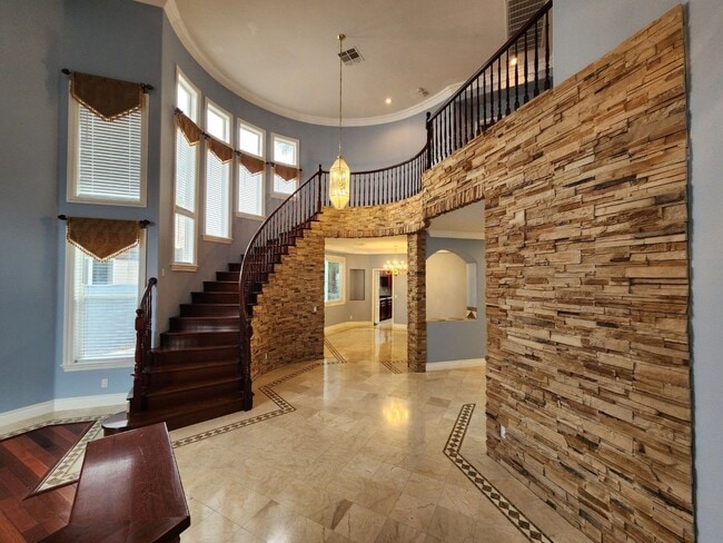 Building Photo - Entertainers Delight with minutes of shopping and restaurants