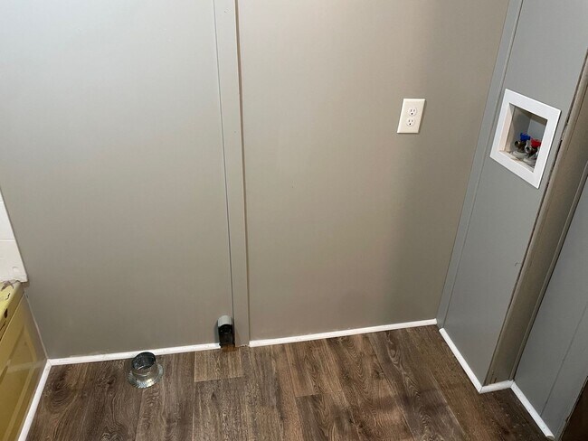 Building Photo - 3 BDRM 1/5 BA SINGLEWIDE MOBILE HOME IN PARK,INSIDE PETS OK WITH $25 EXTRA PER MONTH & $250 NON-R...