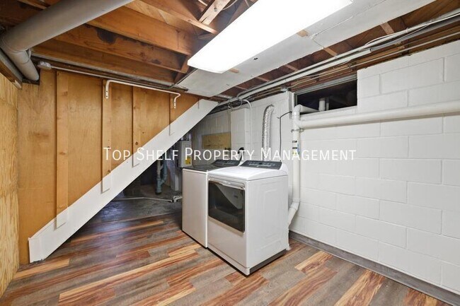 Building Photo - 502 Lacona Ave