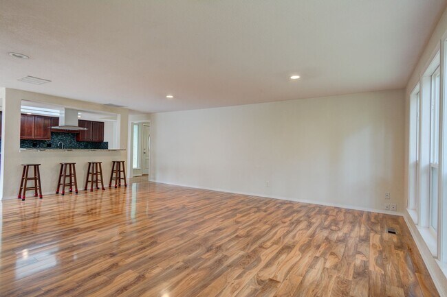 Building Photo - Newly Renovated 3 Bedroom in Oak Harbor