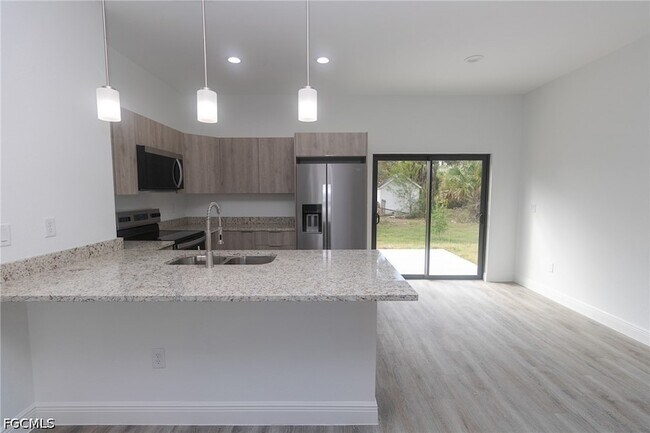Building Photo - 1123 Deauville St E