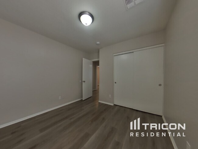 Building Photo - 13261 W Paradise Ln