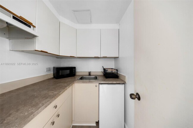 Building Photo - 700 Biltmore Way