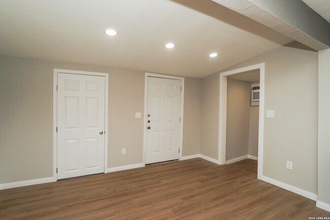 Building Photo - 614 N Sabinas St