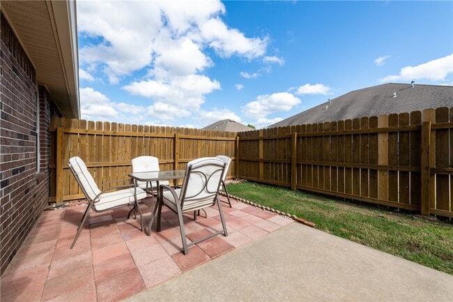 Building Photo - 1582 Willowbrook Dr