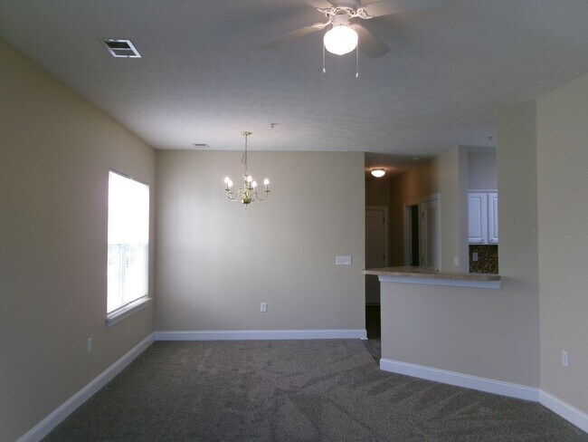 Building Photo - 3 bedroom, 2 bath condo located in Fountain Pointe