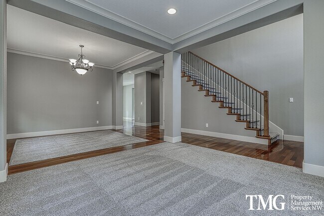 Building Photo - Large Pet Friendly 3 bed 2.5 bath home in ...