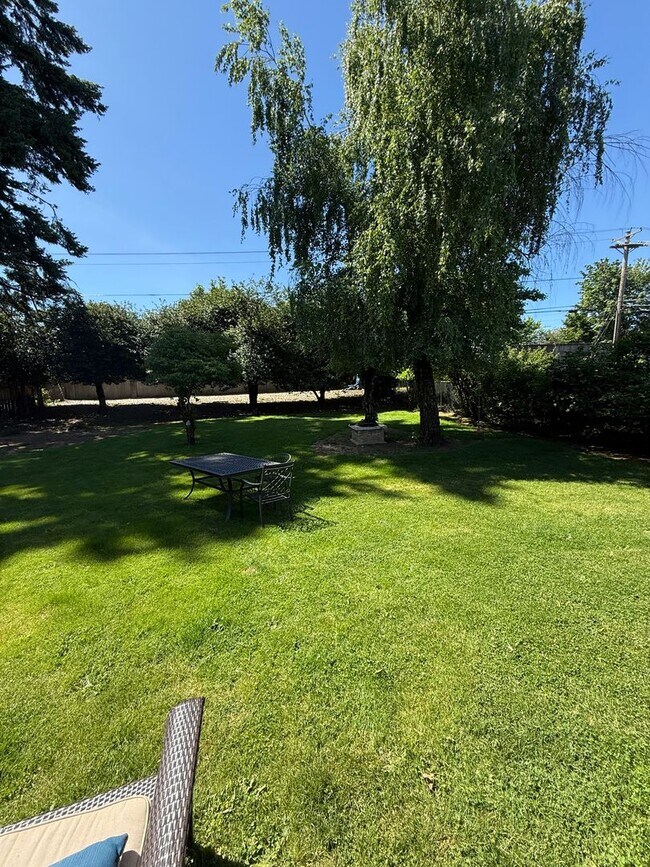 Building Photo - Entertainer’s Dream in NE Portland – Fully...