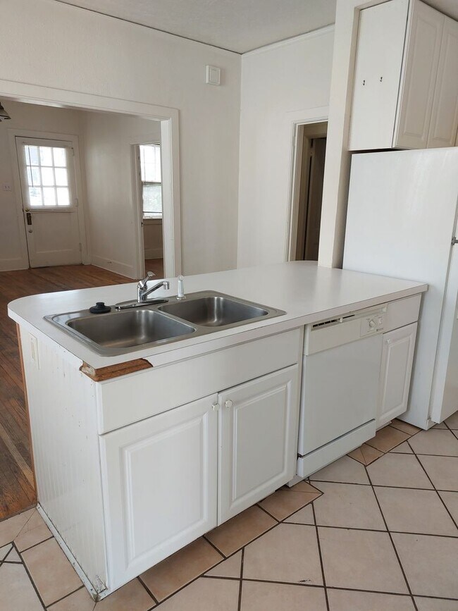 Building Photo - College Housing - 4 bedrooms