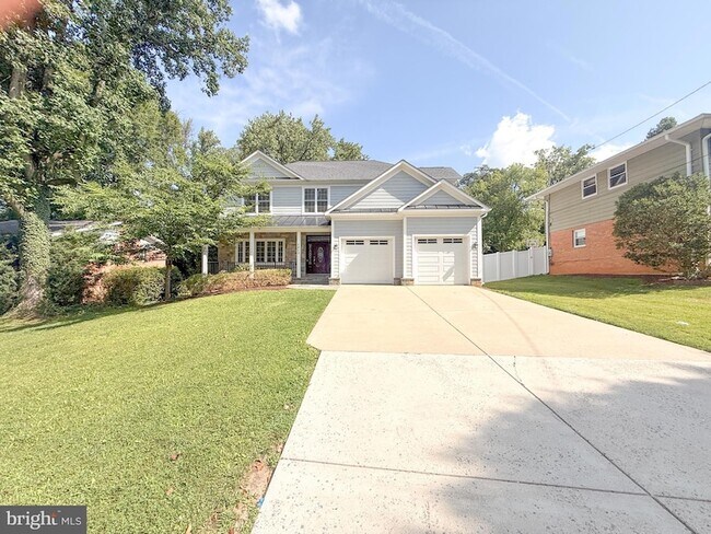 Building Photo - 6403 Earlham Dr