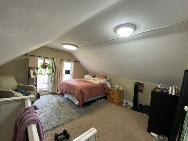 Building Photo - 3 Bedroom 1 Bath House - Close to Downtown Iowa City