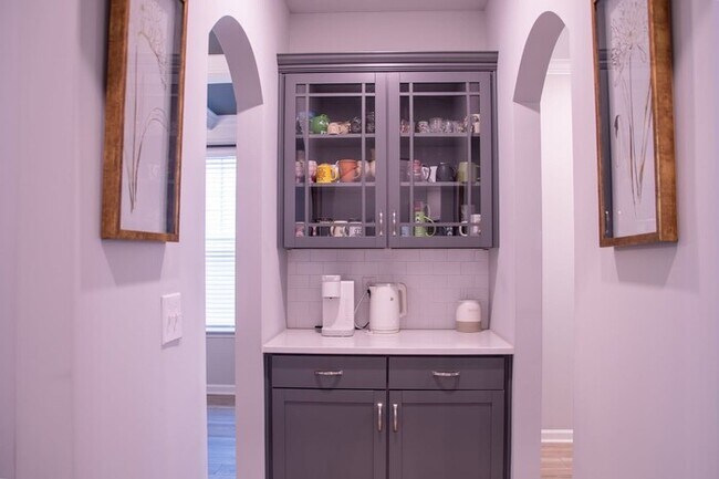 Building Photo - Discover this spacious and well-appointed ...