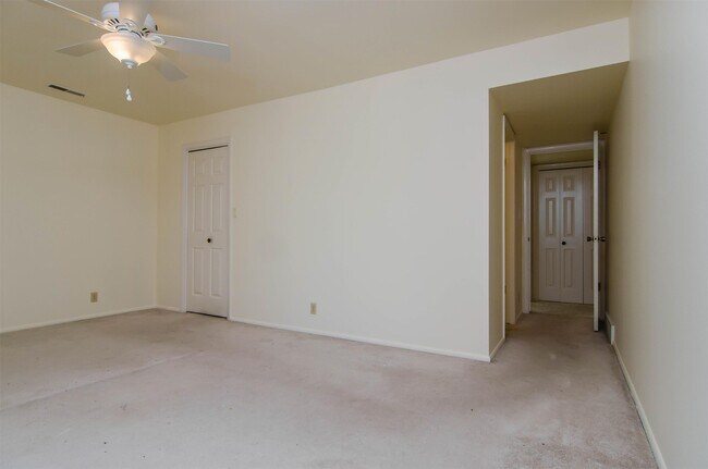 Building Photo - 617 Taylor Ln