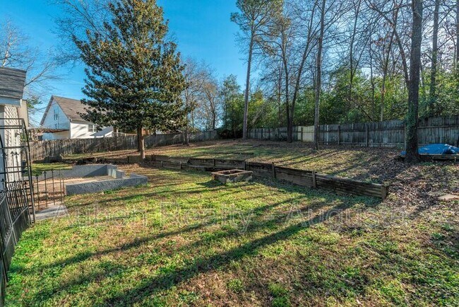 Building Photo - 250 Brooks Dr