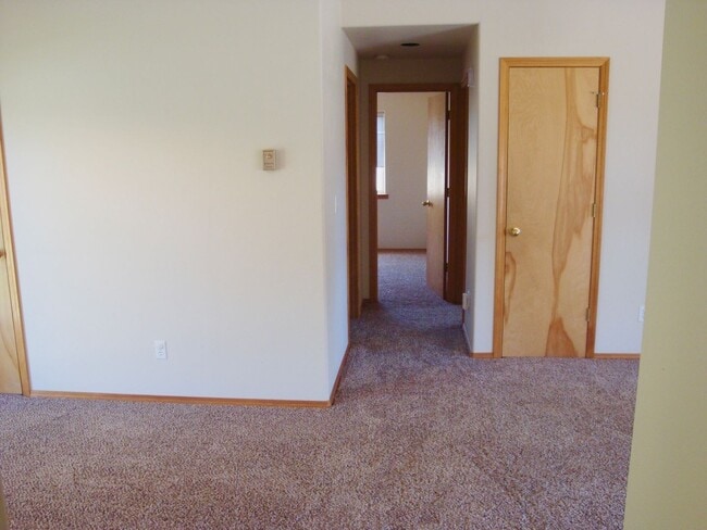 Building Photo - 2144 SW Reindeer Ave