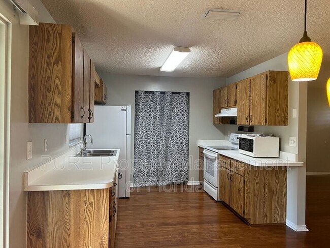 Building Photo - 70 Almond Rd