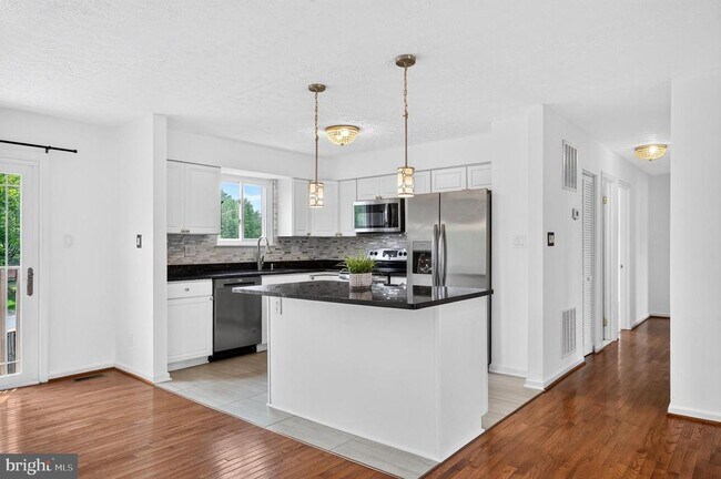 Building Photo - 13296 Hollinger Ave