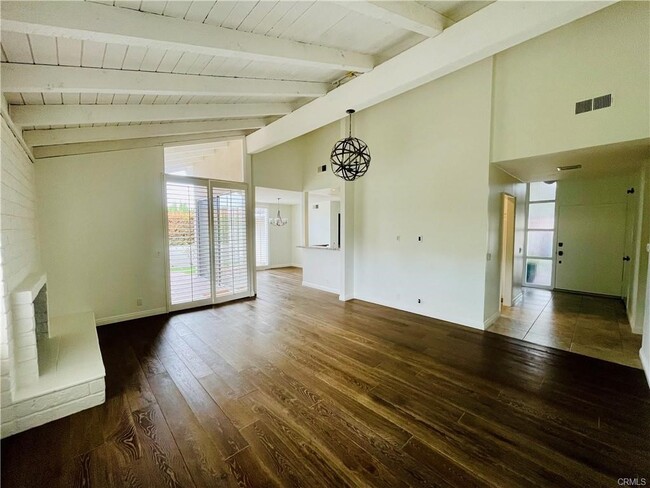 Building Photo - 523 Vista Grande