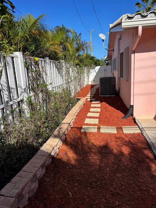 Building Photo - 5045 NE 15th Ave