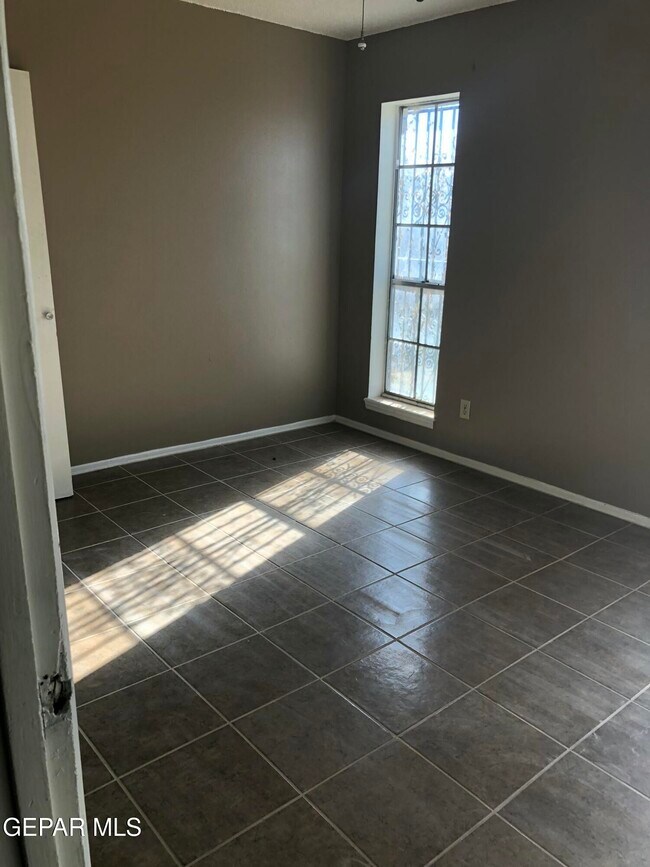 Building Photo - 8614 Mettler Dr