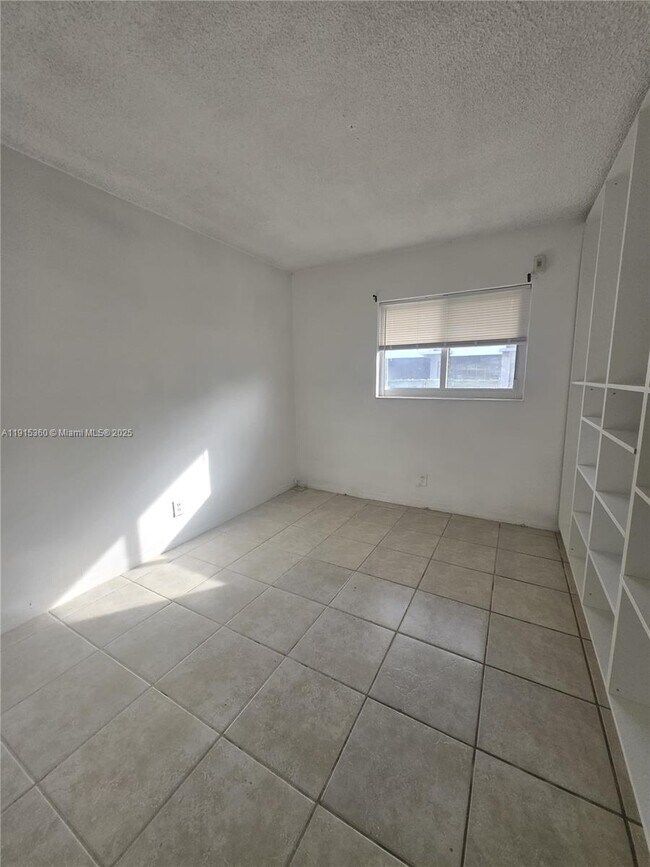 Building Photo - 1400 N 17th Ave