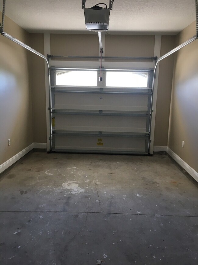 Building Photo - Great Townhome w/Easy Access to Shopping, Dining & Tyndall AFB!