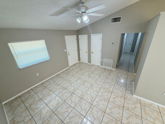 Building Photo - Charming 3 Bd/1 Ba Home with Spacious Backyard & Prime Location!