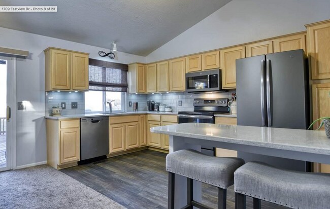 Building Photo - Live Close to It All in This 3 Bedroom Pap...