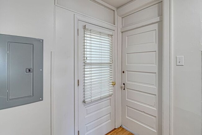 Building Photo - Renovated Upstairs 2-Bedroom, 2-Bath Apartment in Prime Downtown Location with 2 Office Spaces!