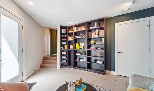 Building Photo - 2870 Tremont Pl