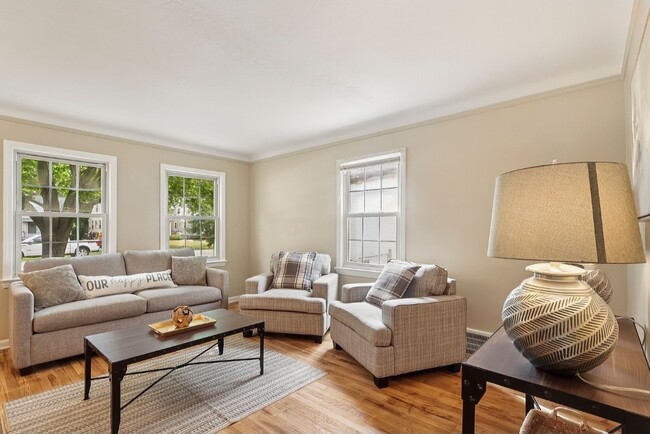 Building Photo - 446 Huntmere Dr