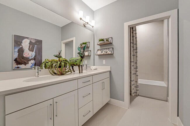 Building Photo - 923 SW Pr Ave