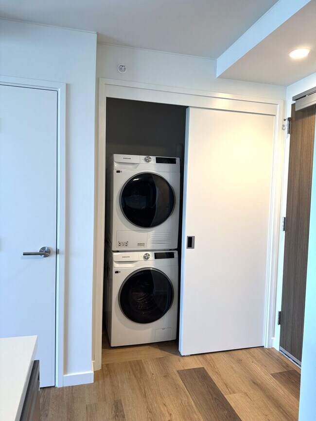 Building Photo - The Park On Keeaumoku - One bedroom, one bath, one parking in the Rycroft Tower
