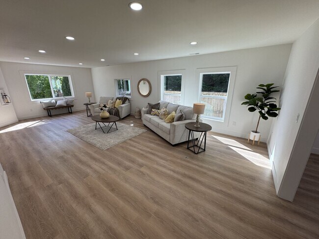 Building Photo - 7816 Trails End Dr SE