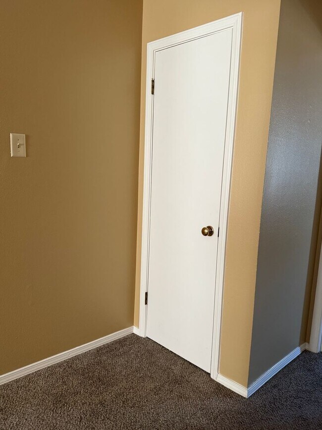 Building Photo - Low maintenance condo living may be right for you!