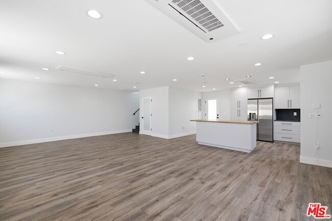 Building Photo - 11611 Burbank Blvd