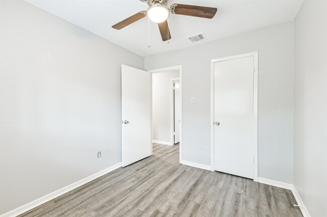 Building Photo - 2714 Foliage Green Dr
