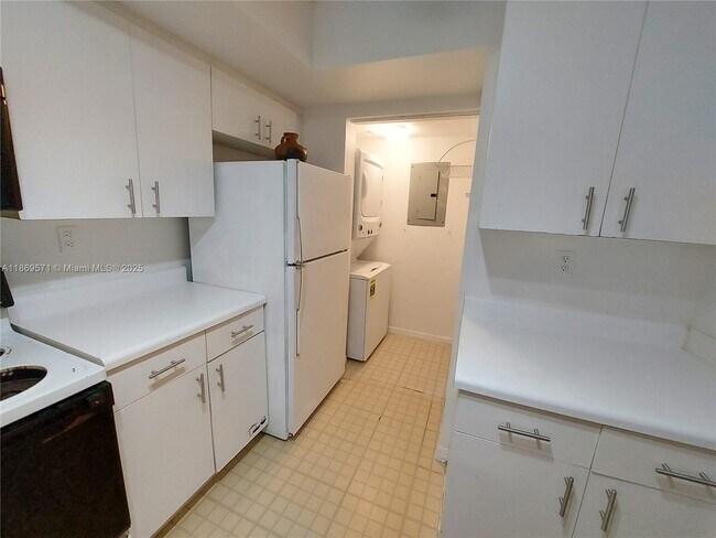 Building Photo - 2640 S University Dr