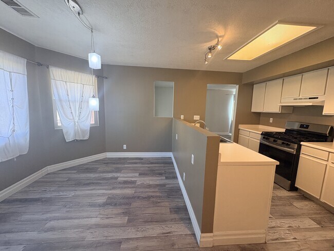 Building Photo - 4049 Montreal Loop NE