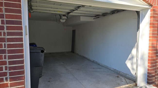 Building Photo - 1374 Village Dr
