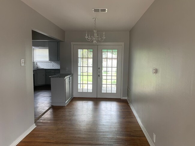 Building Photo - 726 Sheridan Dr