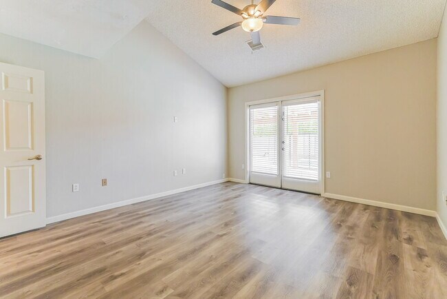 Building Photo - 1243 E Commerce Ave