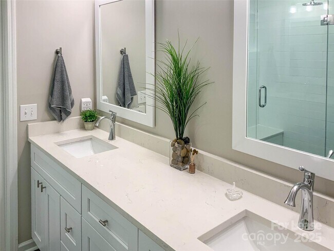 Building Photo - 2121 Kaybird Ln