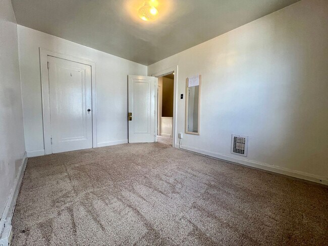 Building Photo - Beautiful 2BR Duplex in a Great Oakland Location! Call Today to Schedule a Tour!