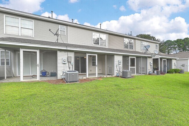 Building Photo - Move in Ready Townhouse in Summer Wood!