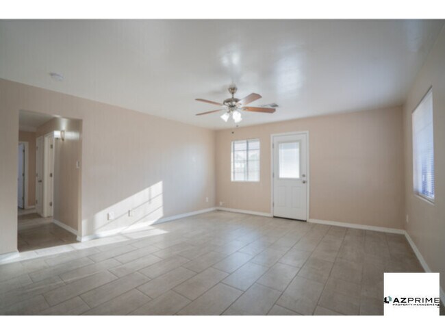 Building Photo - Discover this inviting 3/2 Phoenix House P...