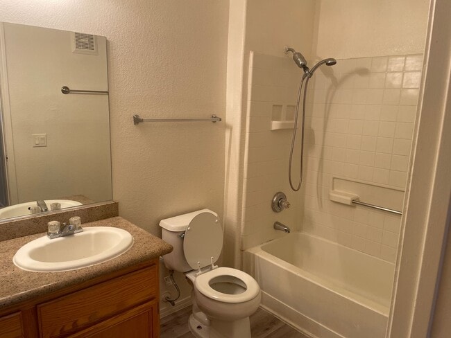 Building Photo - 2 Bedroom Condo!